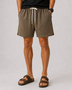 Men's Tailored Court Shorts with Above-Knee Fit and Side Pockets